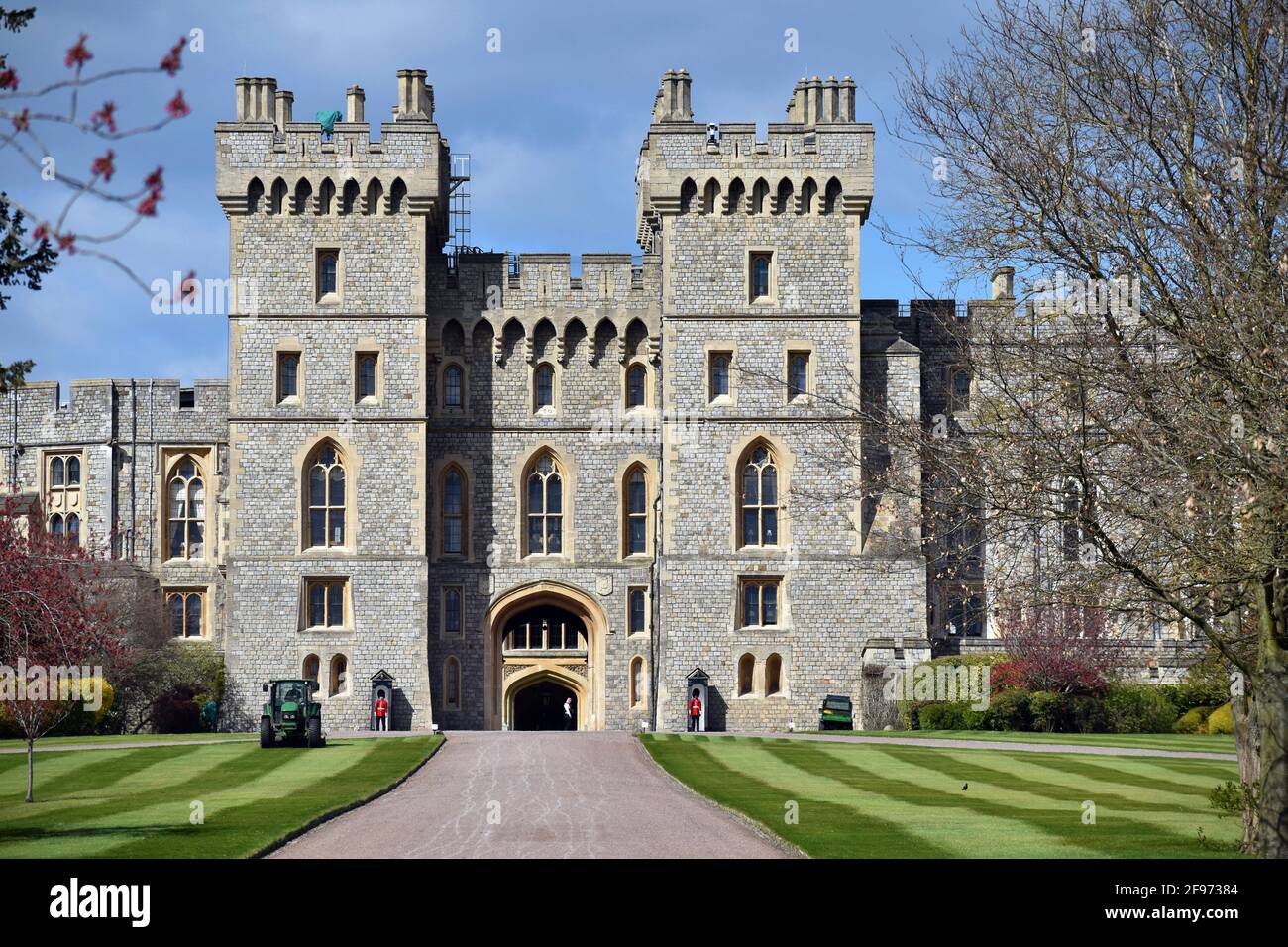 Windsor, Großbritannien, 16. April 2020 Schloss Windsor ist mit Touristen beschäftigt und bereitet sich auf die Beerdigung von Prinz Phillip, dem Herzog von Edinburgh, vor. Kredit: JOHNNY ARMSTEAD/Alamy Live Nachrichten Stockfoto