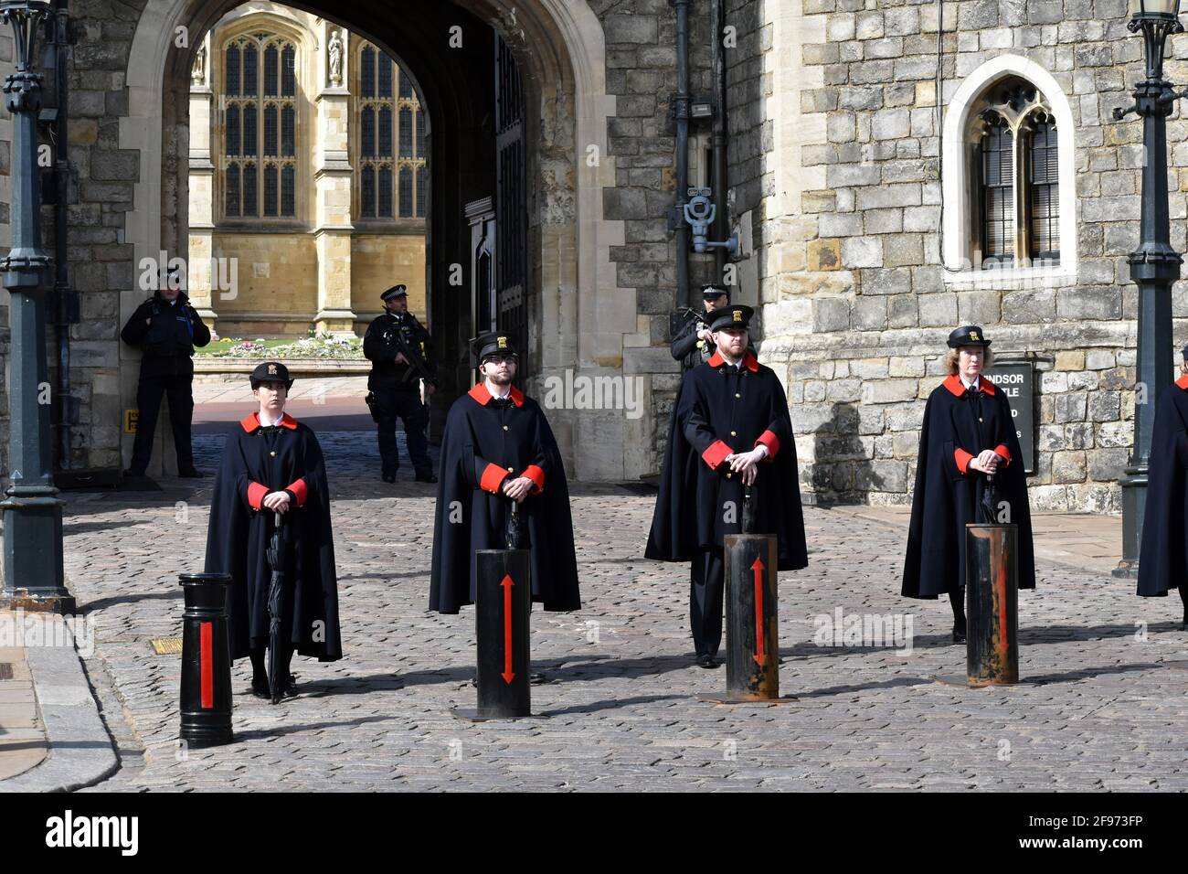 Windsor, Großbritannien, 16. April 2020 Wärterinnen. Die St. George's Chapel wurde vor den Vorbereitungen für die Beerdigung geschützt. Schloss Windsor ist mit Touristen beschäftigt und bereitet sich auf die Beerdigung von Prinz Phillip, dem Herzog von Edinburgh, vor. Kredit: JOHNNY ARMSTEAD/Alamy Live Nachrichten Stockfoto