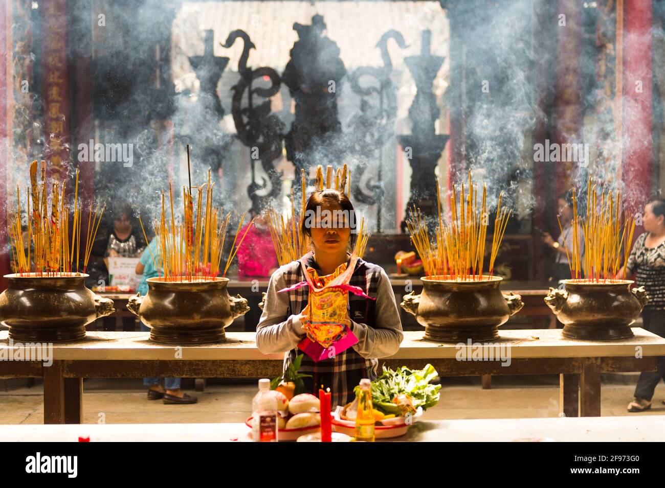 Das chinesische Viertel von Cholon, mit der Thien Hau Pagode, Chua Ba, besteht darin, den Heilsweg des Buddha nicht nur als richtig zu erkennen, sondern auch selbst zu treten und sein Leben in Wort und Tat entsprechend zu gestalten. Stockfoto