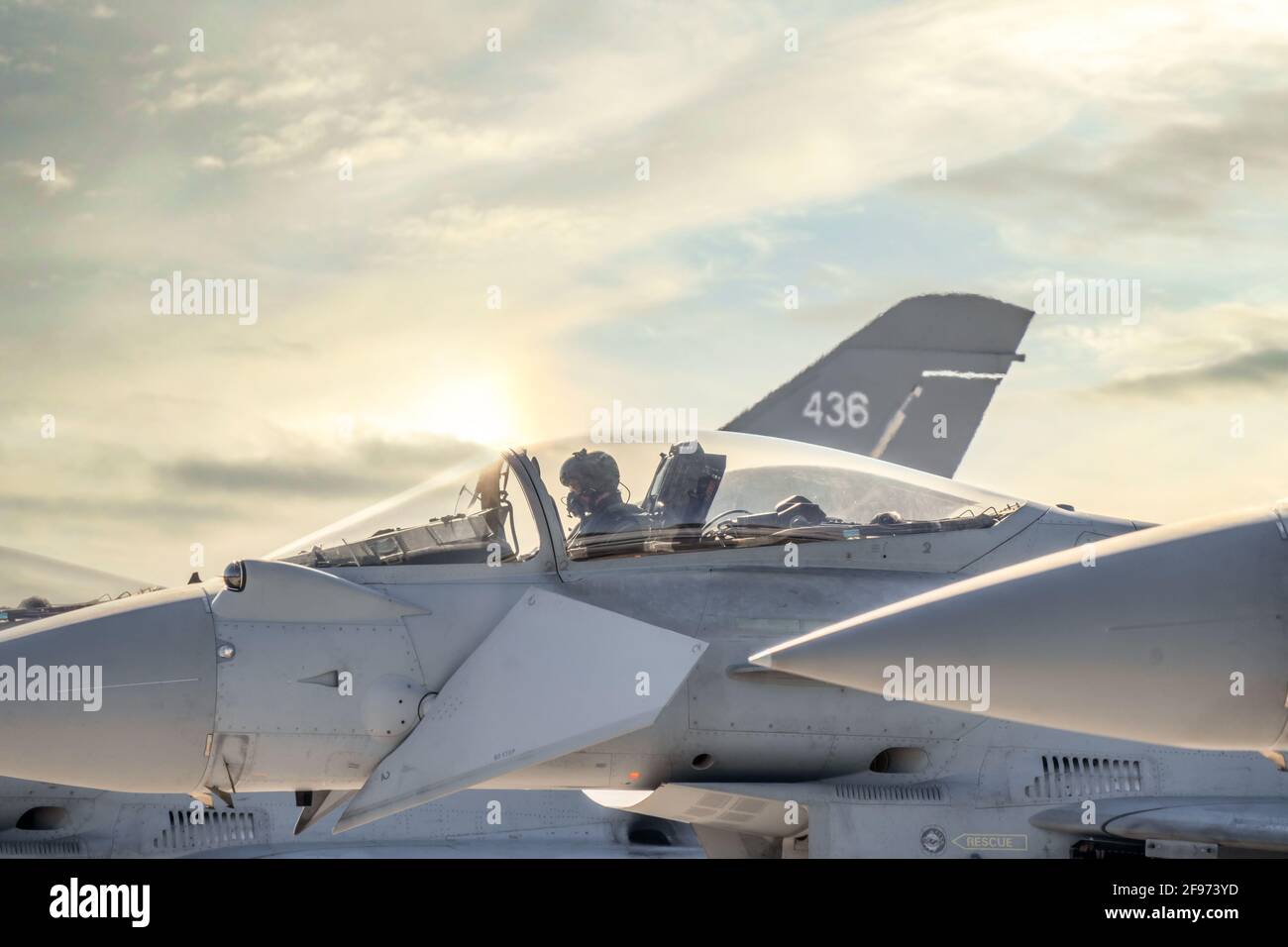 RAF Coningsby Lincolnshire Jet Fighter Pilot saß im Cockpit von Eurofighter Typhoon mit dramatischem Sonnenuntergang hinter wunderschönem Himmel Start Stockfoto