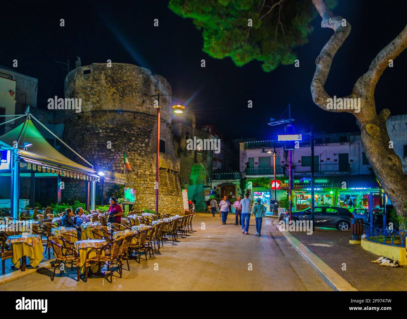 Nachtansicht der Altstadt der italienischen Stadt Peschici, Apulien. Stockfoto