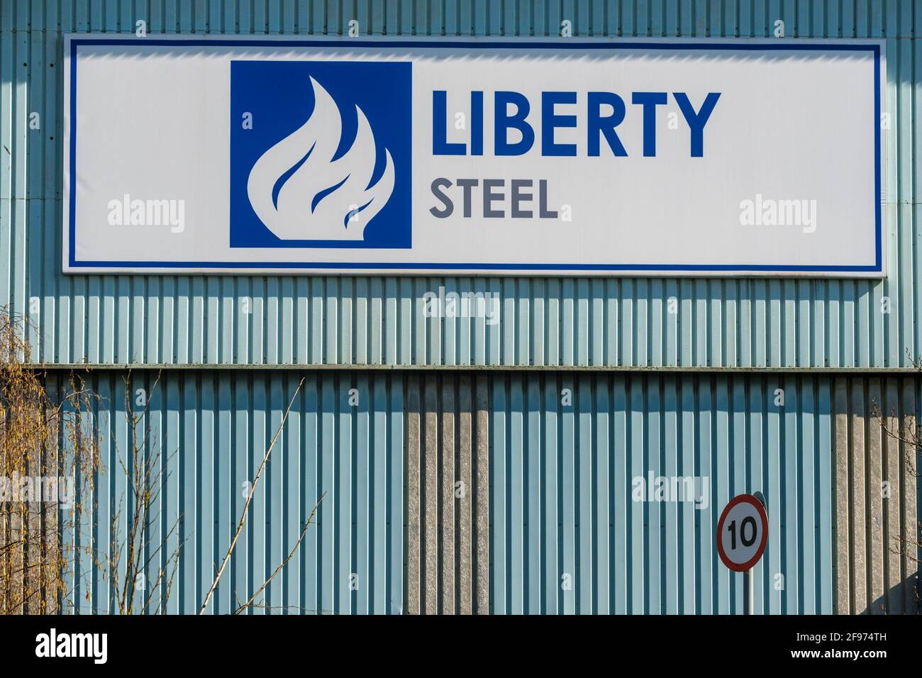 Sheffield, Großbritannien, 16. April 2021. Das Stocksbridge-Werk von Liberty Steel, das vom britischen Indianer Sanjeev Gupta betrieben wird. Die Zukunft des Werks bleibt nach dem Zusammenbruch des Hauptfinanziers Greensill Capital, Liberty Steel Works, am Freitag, dem 16. April 2021, in Stocksbridge bei Sheffield, nördlich von England, ungewiss. Stockfoto