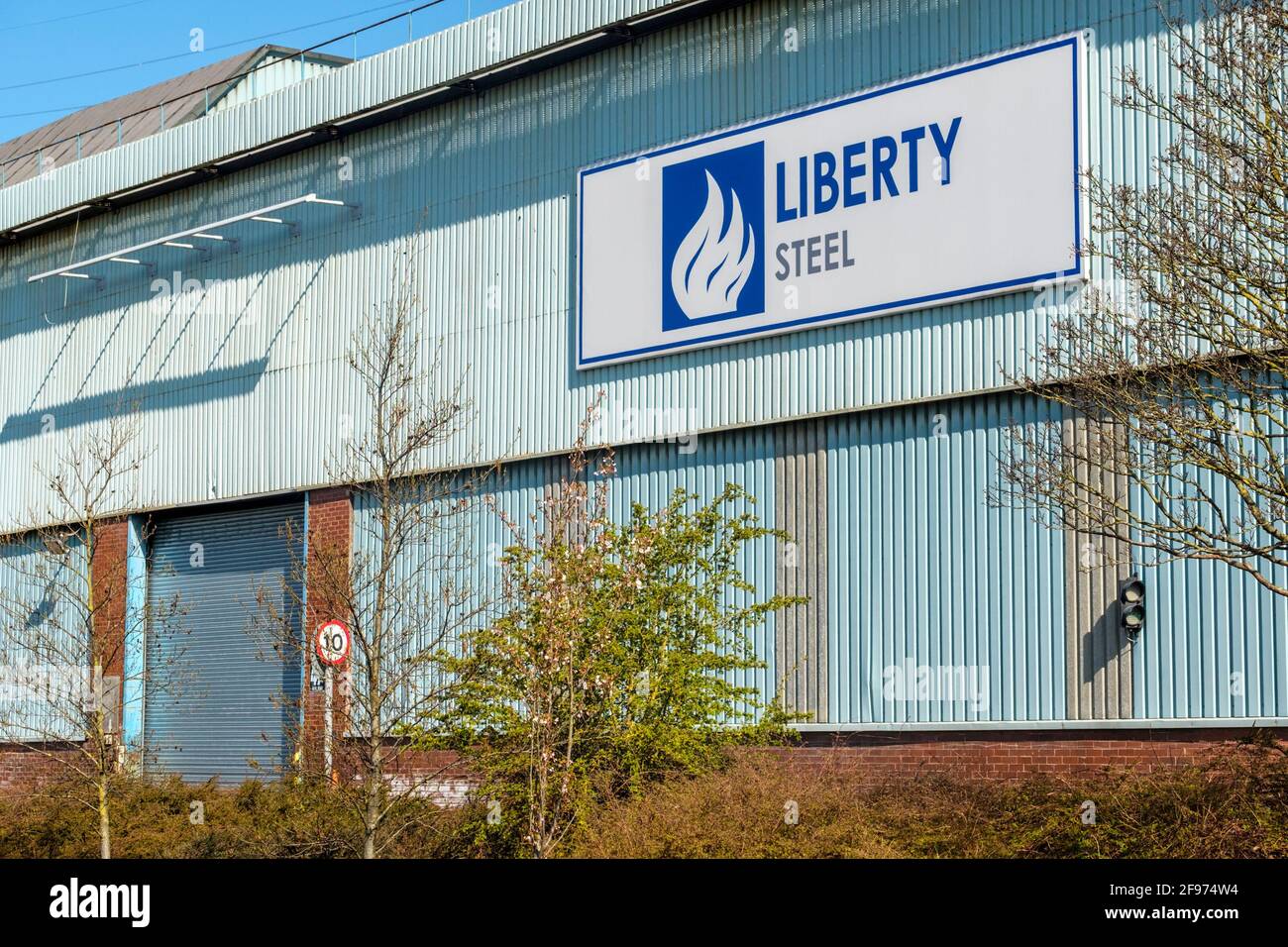 Sheffield, Großbritannien, 16. April 2021. Das Stocksbridge-Werk von Liberty Steel, das vom britischen Indianer Sanjeev Gupta betrieben wird. Die Zukunft des Werks bleibt nach dem Zusammenbruch des Hauptfinanziers Greensill Capital, Liberty Steel Works, am Freitag, dem 16. April 2021, in Stocksbridge bei Sheffield, nördlich von England, ungewiss. Stockfoto