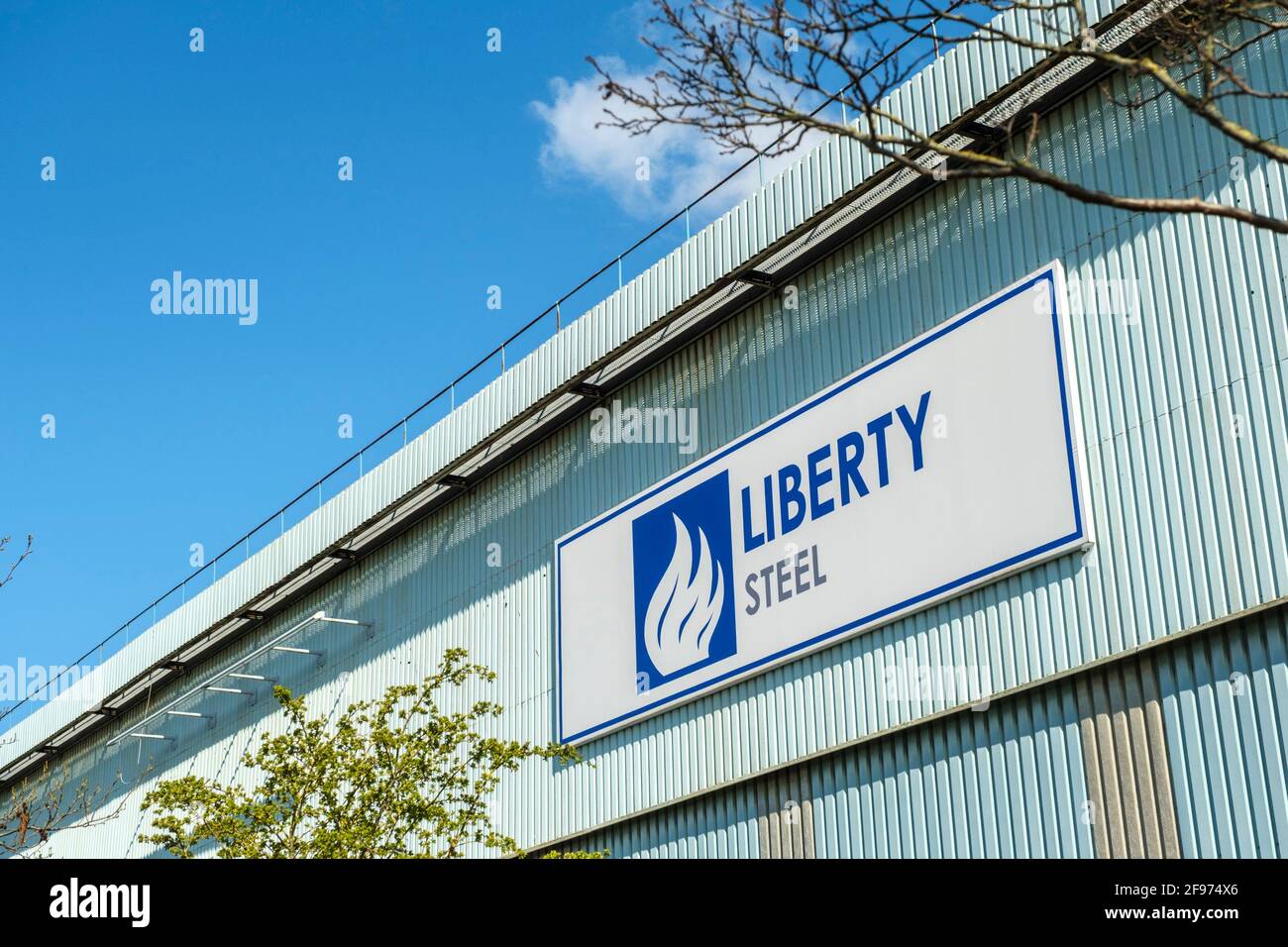 Sheffield, Großbritannien, 16. April 2021. Das Stocksbridge-Werk von Liberty Steel, das vom britischen Indianer Sanjeev Gupta betrieben wird. Die Zukunft des Werks bleibt nach dem Zusammenbruch des Hauptfinanziers Greensill Capital, Liberty Steel Works, am Freitag, dem 16. April 2021, in Stocksbridge bei Sheffield, nördlich von England, ungewiss. Stockfoto