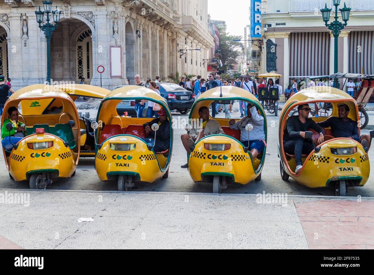 HAVANNA, KUBA - 20. FEB 2016: Reihe von Coco-Taxis im Zentrum von Havanna. Stockfoto