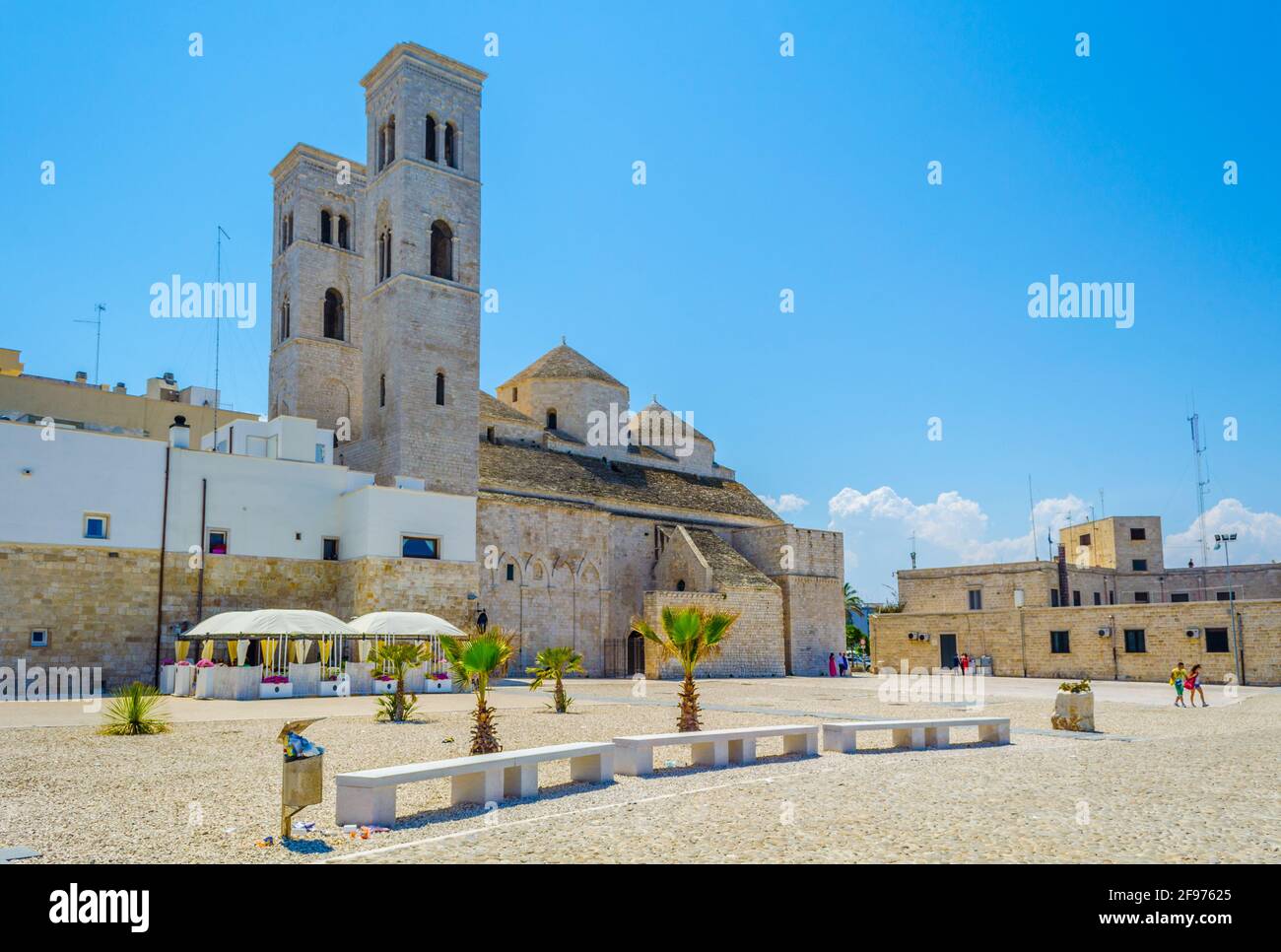 Blick auf den Hafen von Molfetta dominiert von einem majestätischen Gebäude der lokalen Kathedrale Duomo vecchio di san Corrado in Italien. Stockfoto