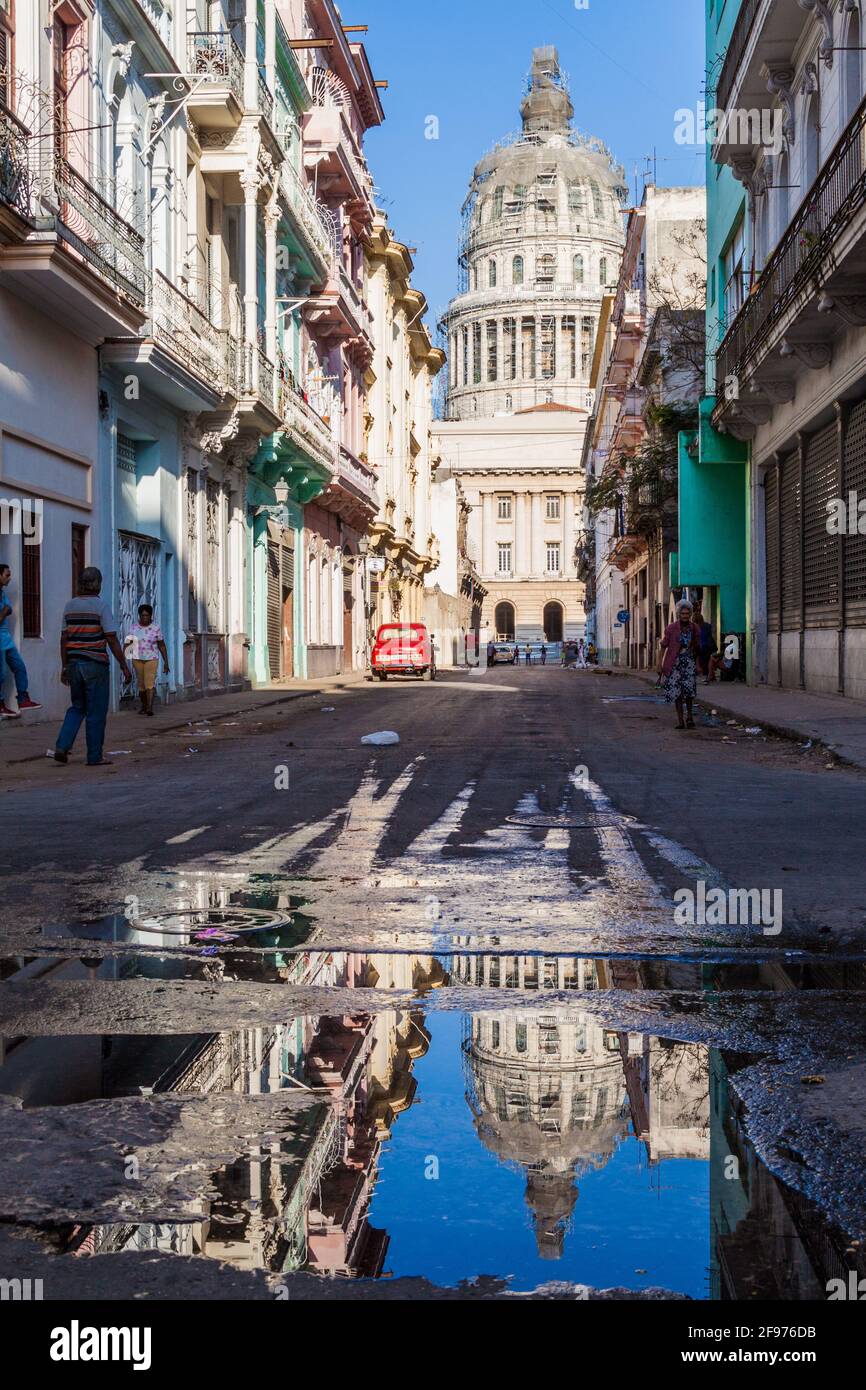 HAVANNA, KUBA - 21. FEB 2016: Straße von Barcelona, die zum Kapitol führt Stockfoto