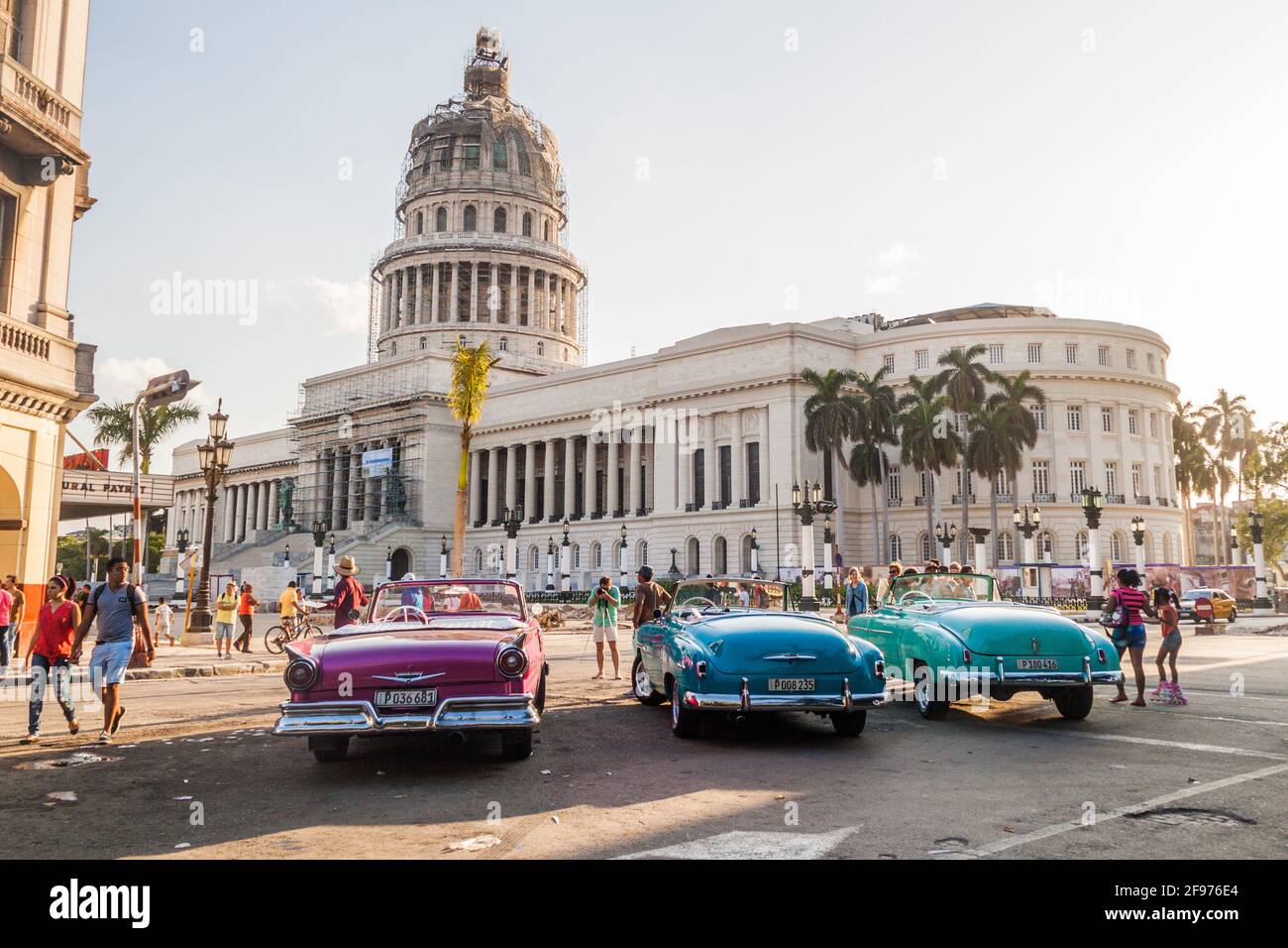 HAVANNA, KUBA - 20. FEB 2016: Bunte Oldtimer warten auf Touristen im Parque Central in Havanna vor dem National Capitol. Stockfoto