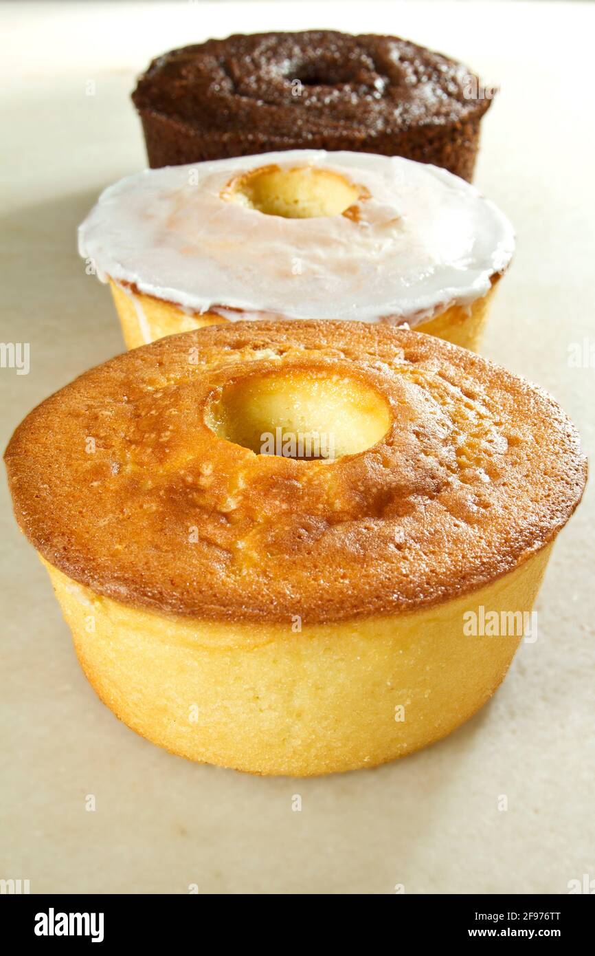 Drei Kuchen drei Geschmacksrichtungen Vanille Zitronenschokolade weißes Mehl Stockfoto