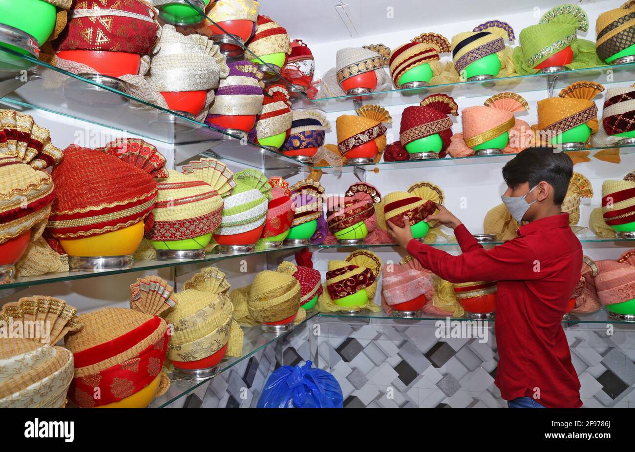 Beawar, Indien. April 2021. Ein Verkäufer hat während der Hochzeitssaison in Beawar farbenfrohe Turbane zum Verkauf in einem Geschäft vorbereitet, inmitten der anhaltenden Coronavirus-Pandemie. Viele Hochzeiten wurden aufgrund der Zunahme von COVID-19-Fällen im ganzen Land verschoben. (Foto: Sumit Saleswat/Pacific Press) Quelle: Pacific Press Media Production Corp./Alamy Live News Stockfoto