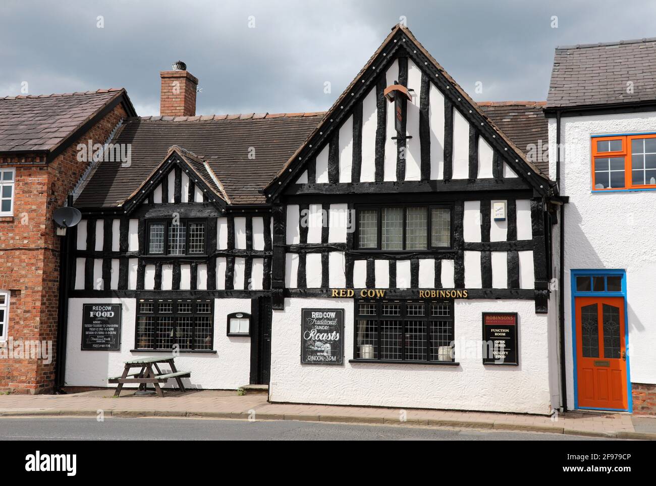 Historisches öffentliches Haus der Roten Kuh in Nantwich in Chichhire Stockfoto