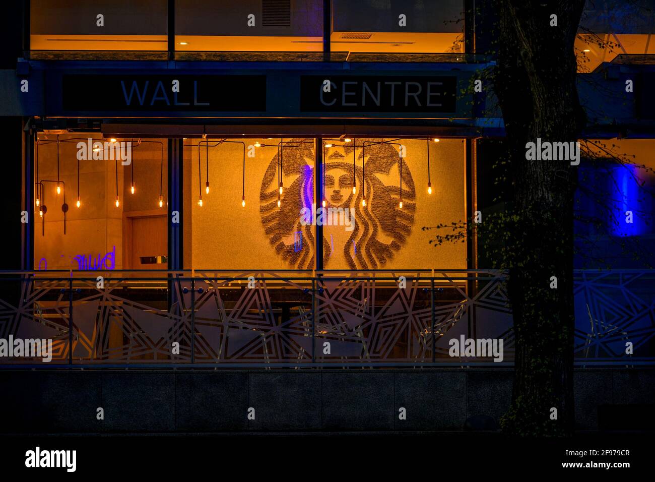 Wall Center Starbucks, Nacht, Innenstadt, Vancouver, British Columbia, Kanada Stockfoto