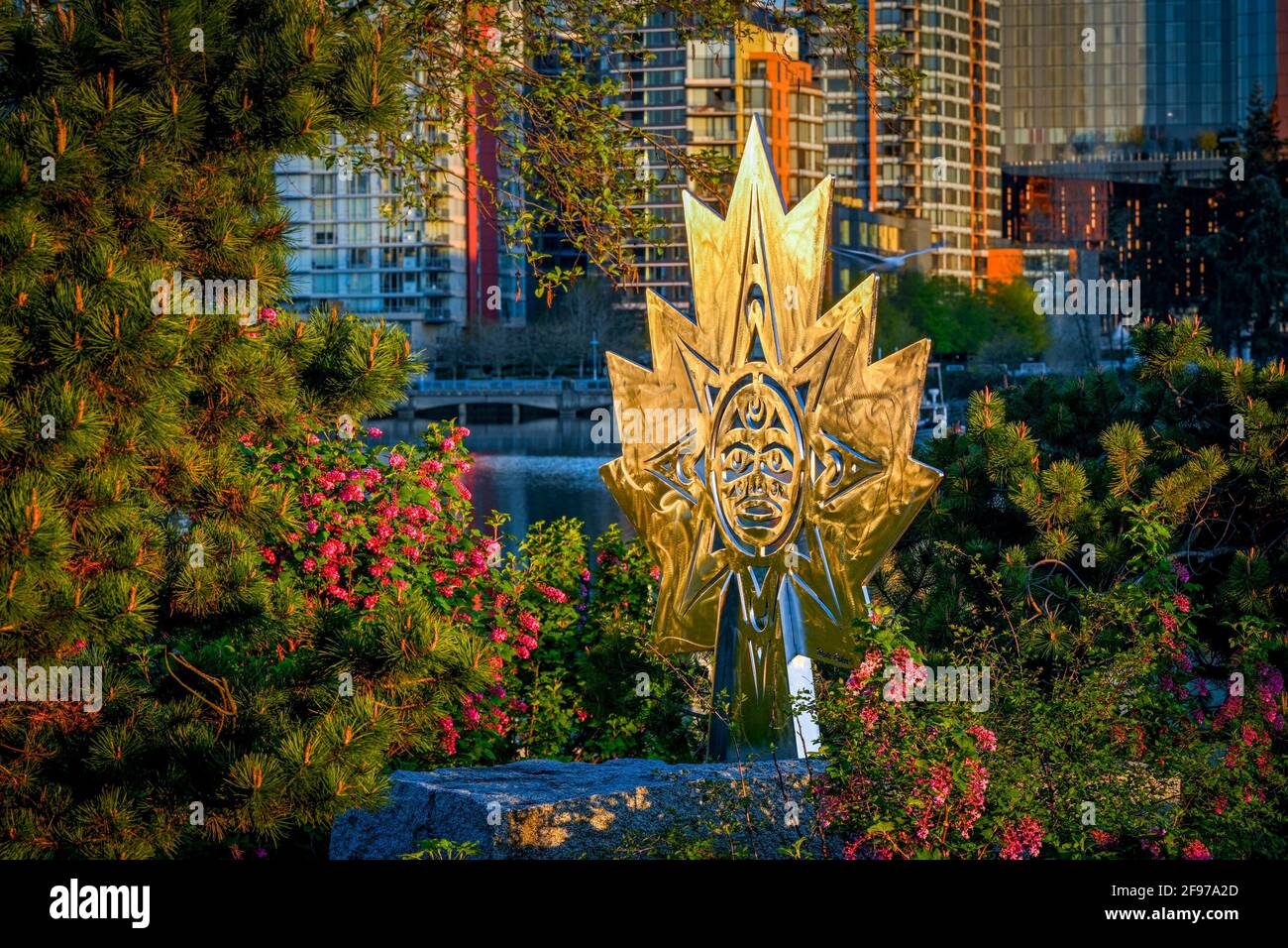 Coast Salish North Star in einem kanadischen Ahornblatt, Olympic Village Legacy Art von Wade Baker, Vancouver, British Columbia, Kanada Stockfoto