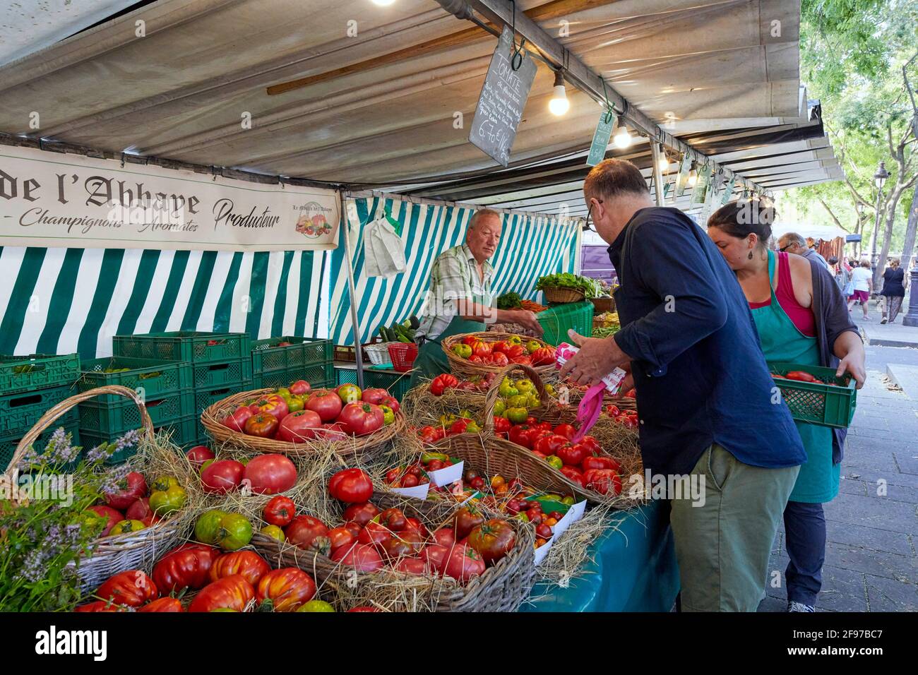 Gemüseverkäufer in der Marche Bastille am Boulevard Richard Lenoir Le Marais Paris Frankreich Stockfoto