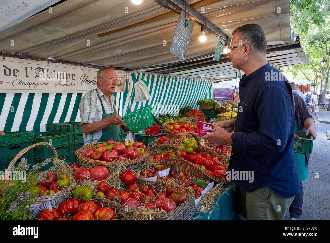 Gemüseverkäufer in der Marche Bastille am Boulevard Richard Lenoir Le Marais Paris Frankreich Stockfoto