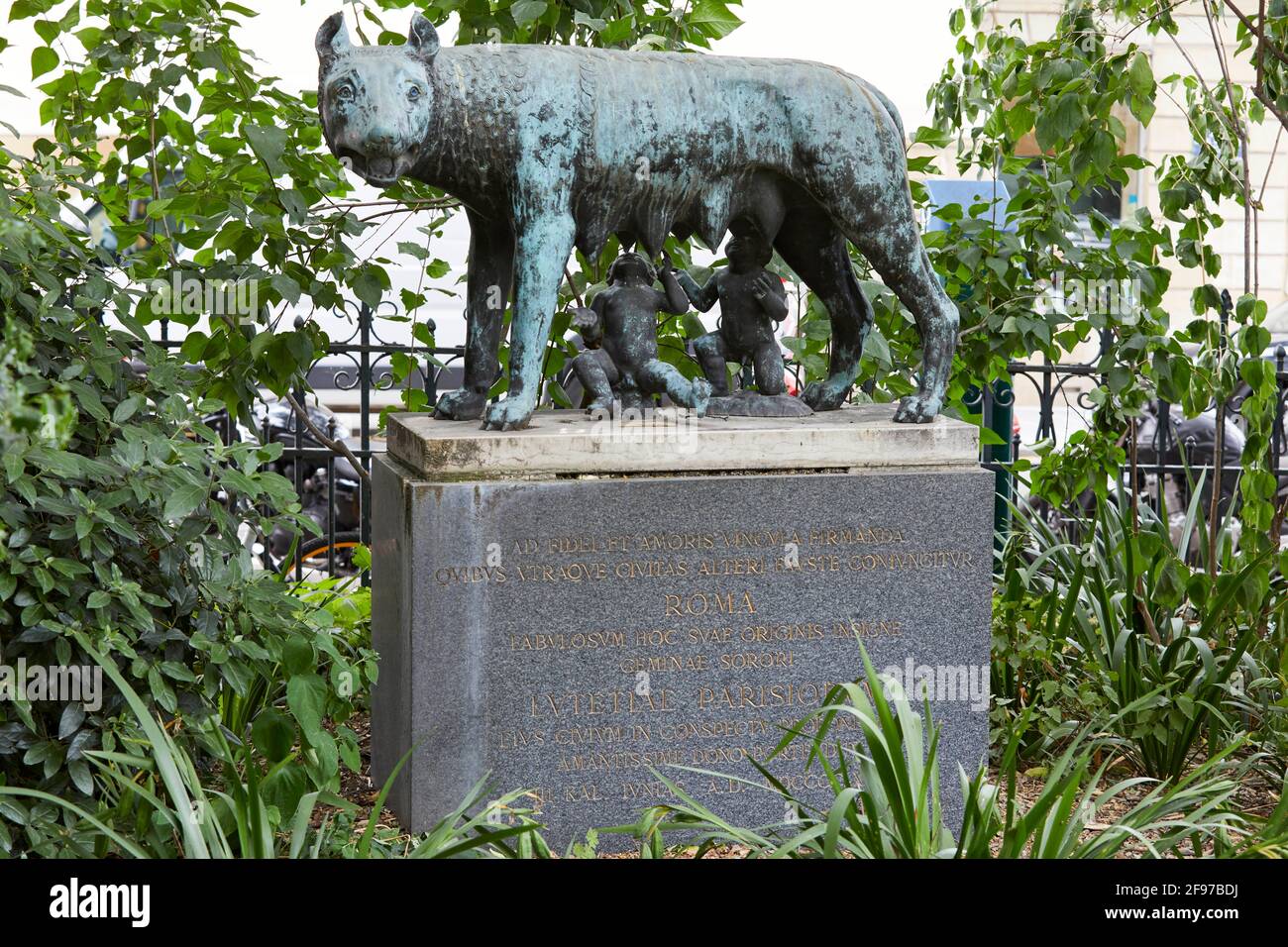 Capitoline Wolf, La Louve Capitoline Sculpture Square Paul Painleve Paris Frankreich Stockfoto