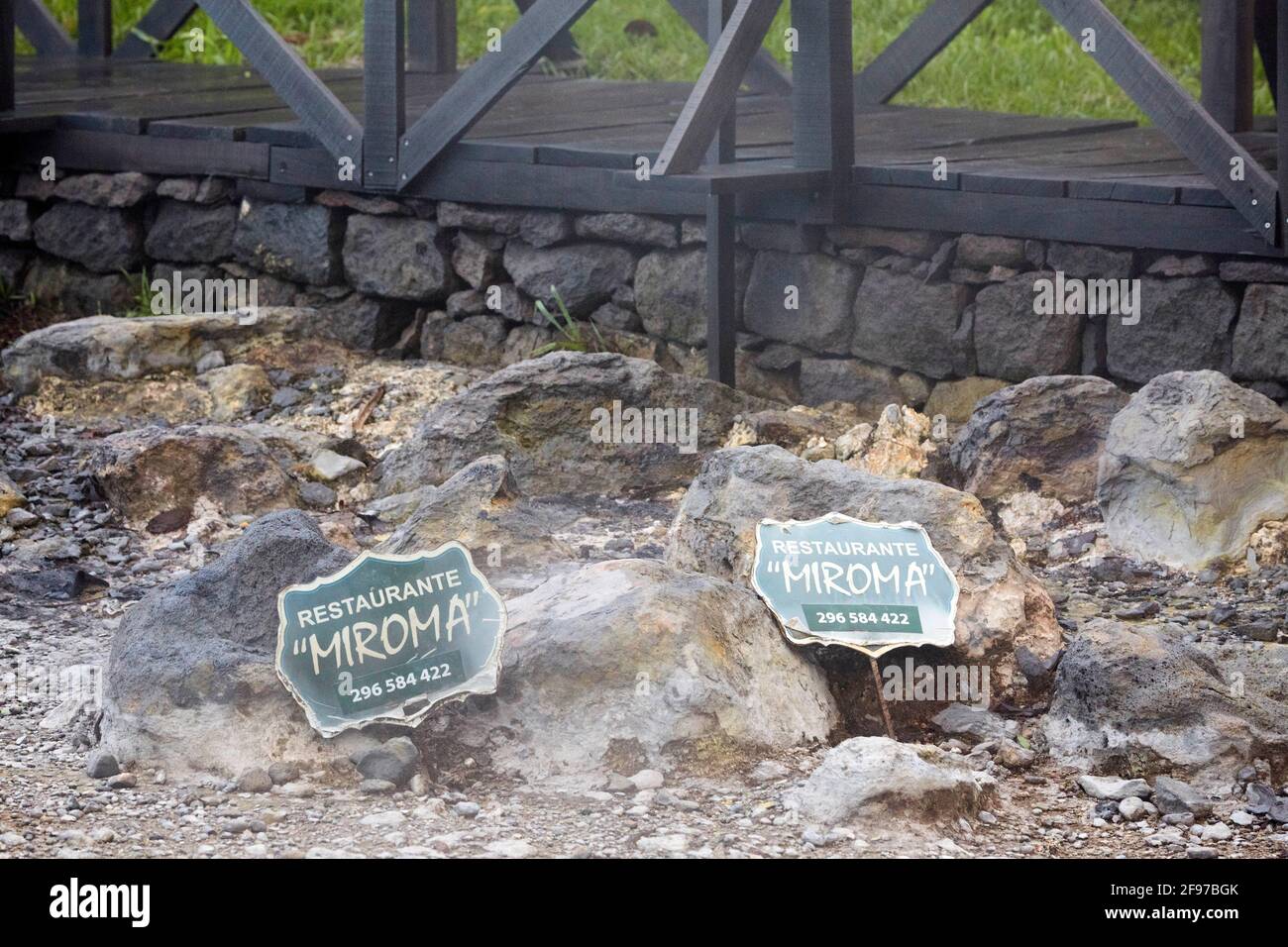 Ristaurante Miroma Schild bei Fumarolas da Lagoa das Furnas für Cozido das Furnas auf der Insel Sao Miguel auf den Azoren, Portugal Stockfoto