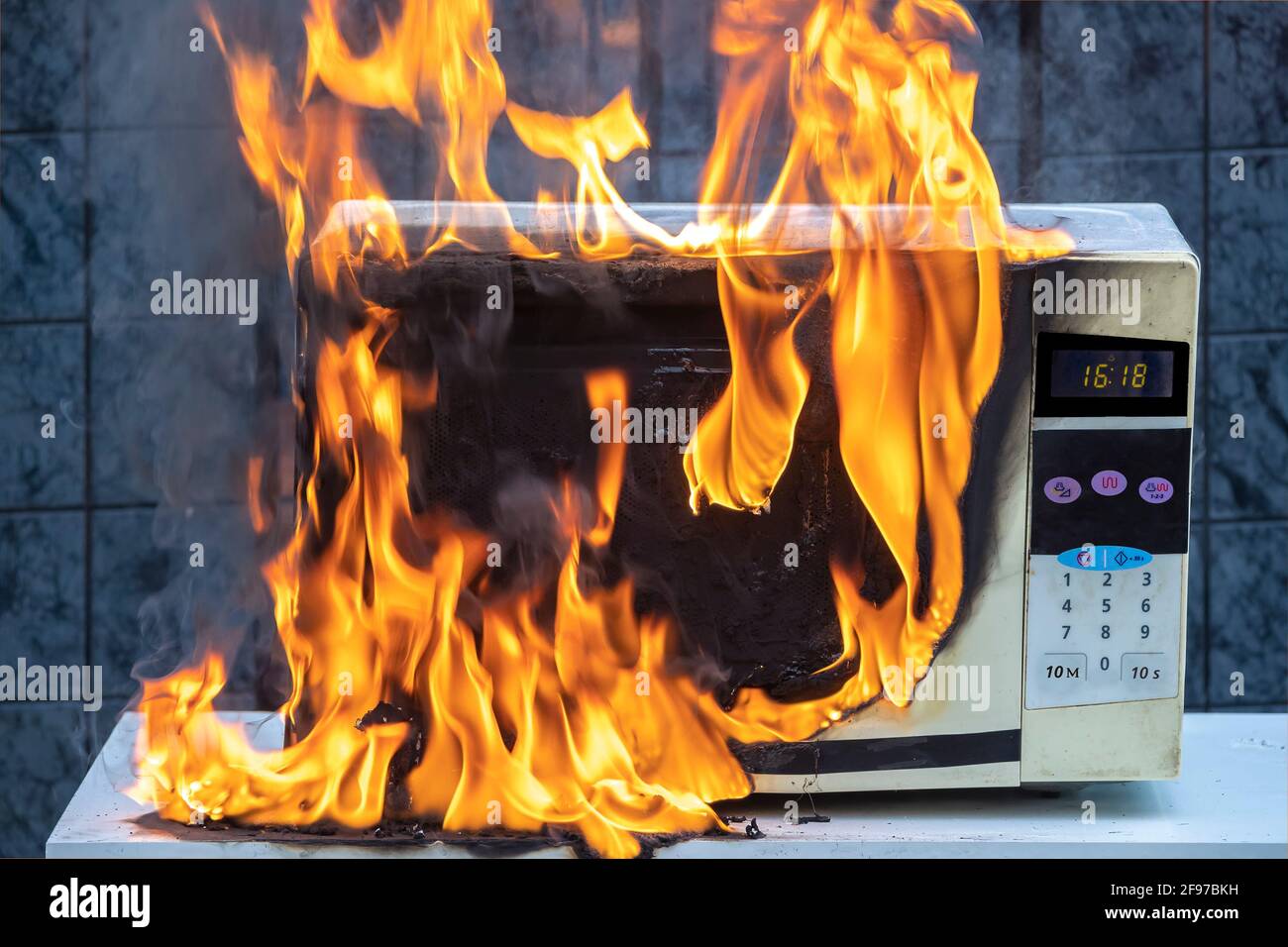 Die Mikrowelle hat sich aufgrund eines unsachgemäßen Betriebs entzündet  Stockfotografie - Alamy