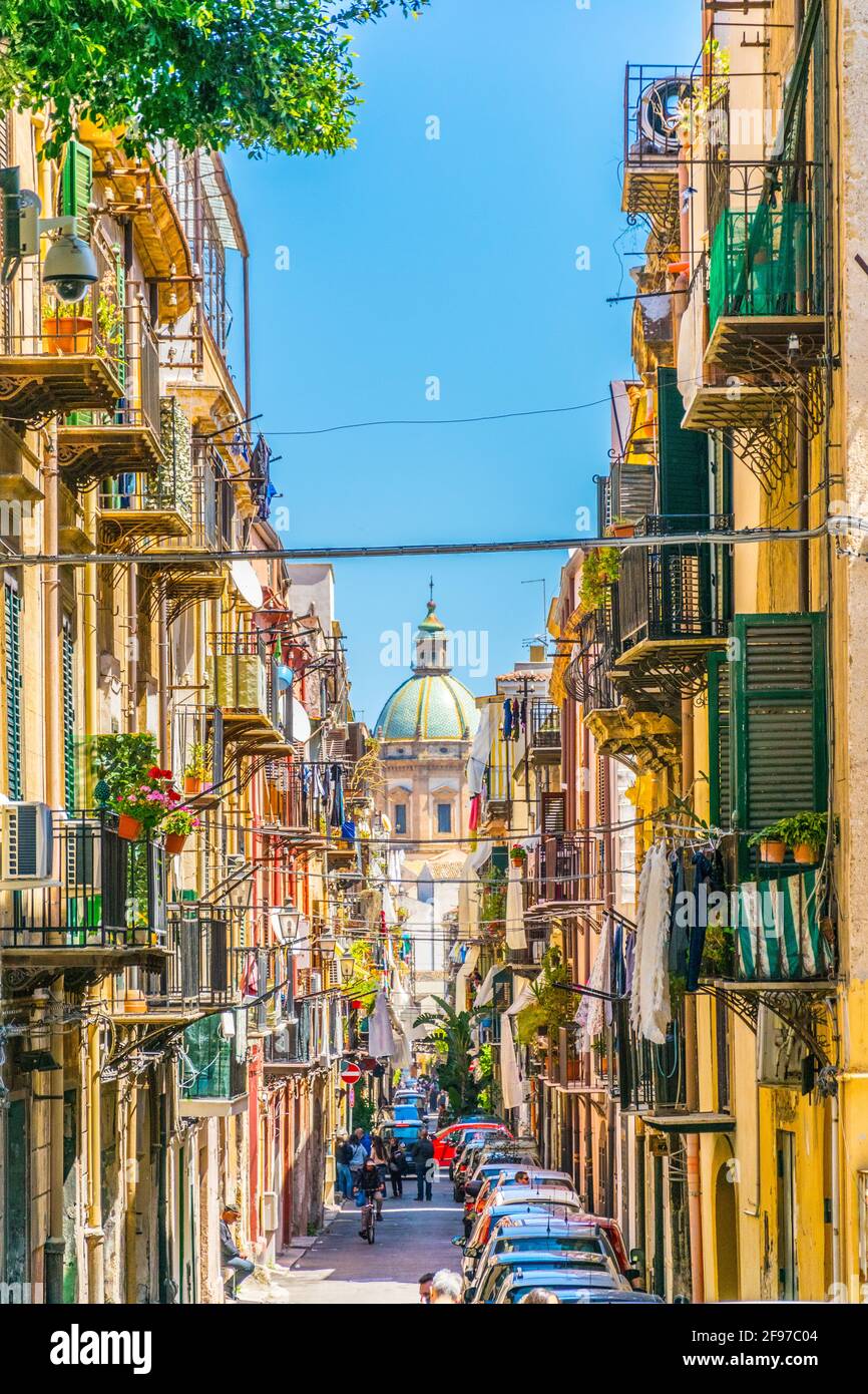 Blick auf eine schmale Straße, die zur chiesa del Carmine maggiore in Palermo, Sizilien, Italien führt Stockfoto