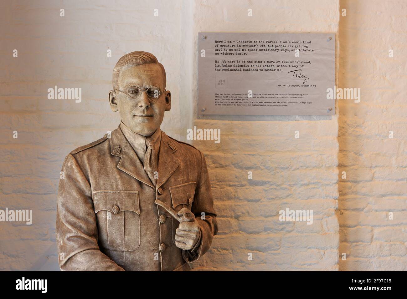 Statue des anglikanischen Reverend Philip Thomas Byard (Tubby) Clayton (1885-1972) im Talbot-Haus (1915) in Poperinge, Belgien Stockfoto