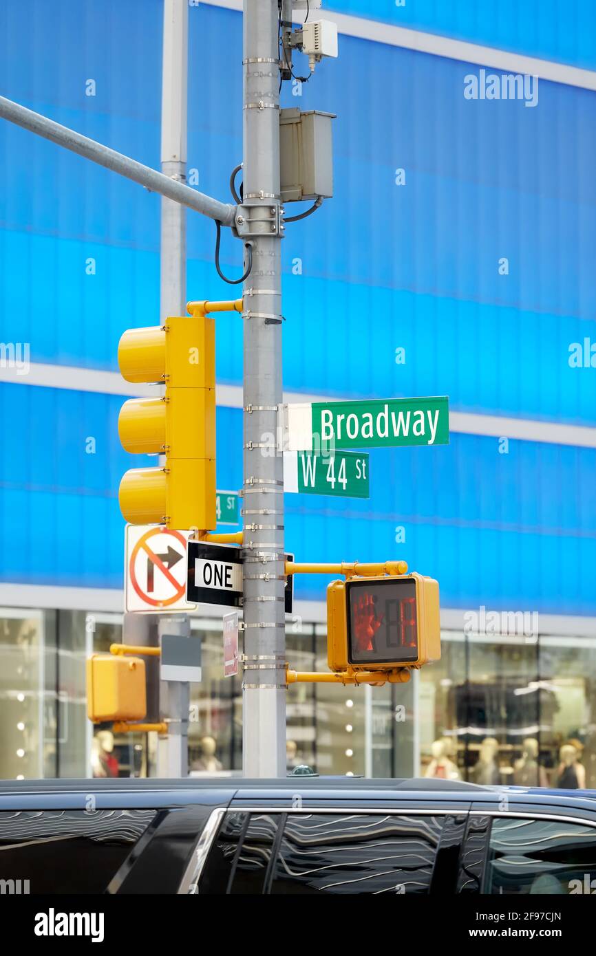 Broadway-Straßenschild und Verkehrsampel am Times Square, New York City, Selective Focus, USA. Stockfoto Broadway-Straßenschild und Verkehrsampel am Times Square, New York City, Selective Focus, USA. Stockfoto