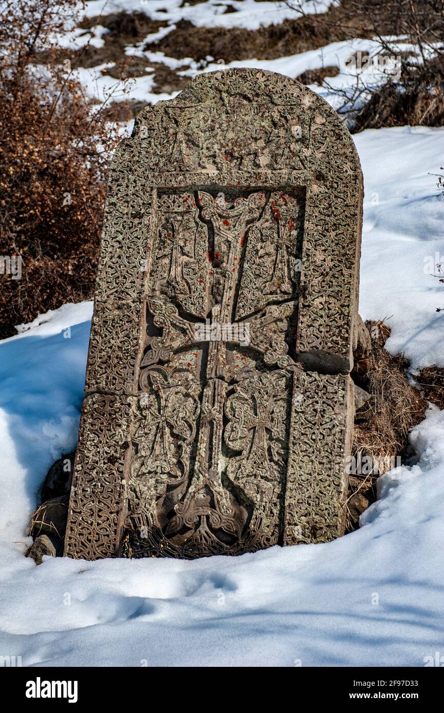 Traditionelles armenisches Khachkar (Kreuzstein) Mit typisch christlich-armenischen Ornamenten und Mustern Stockfoto