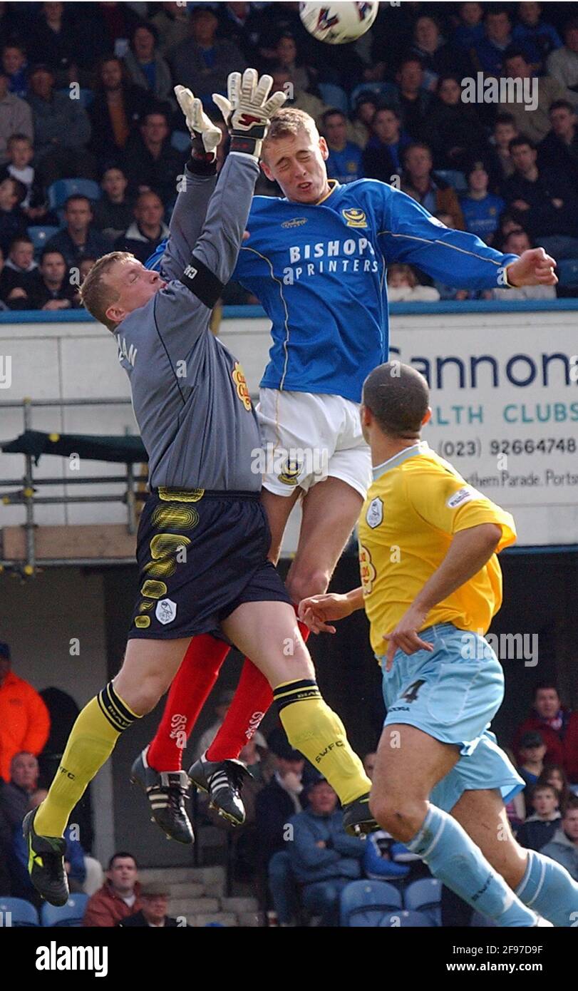 PORTSMOUTH V SHEFF. MI KEVIN PRESSMAN FOILS PETER CROUCH PIC MIKE WALKER, 2002 Stockfoto