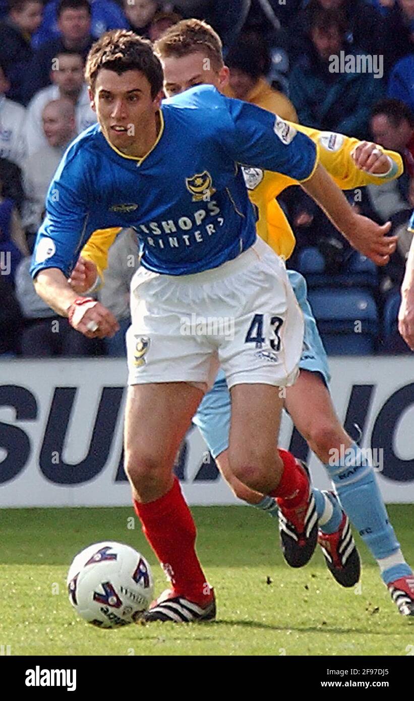 PORTSMOUTH V SHEFF. MI PORTSMOUTH NEUUNTERZEICHNUNG SVETOSLAV TODEROV GEHT AN MATTHEW HAMSHAW PIC MIKE WALKER, 2002. VORBEI Stockfoto