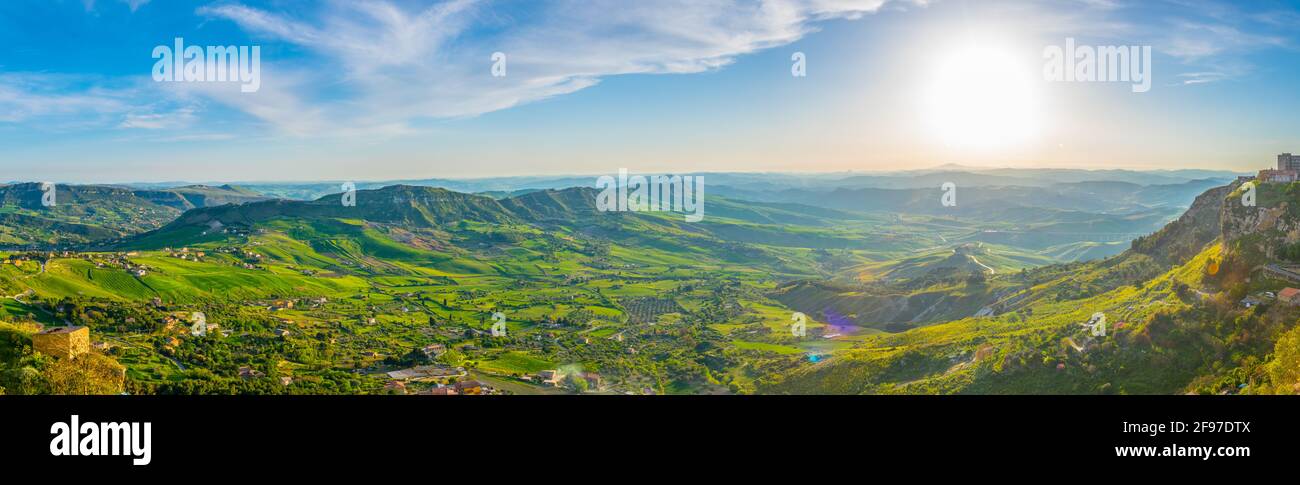 Blick auf ein Tal bei Enna im Zentrum Siziliens, Italien Stockfoto