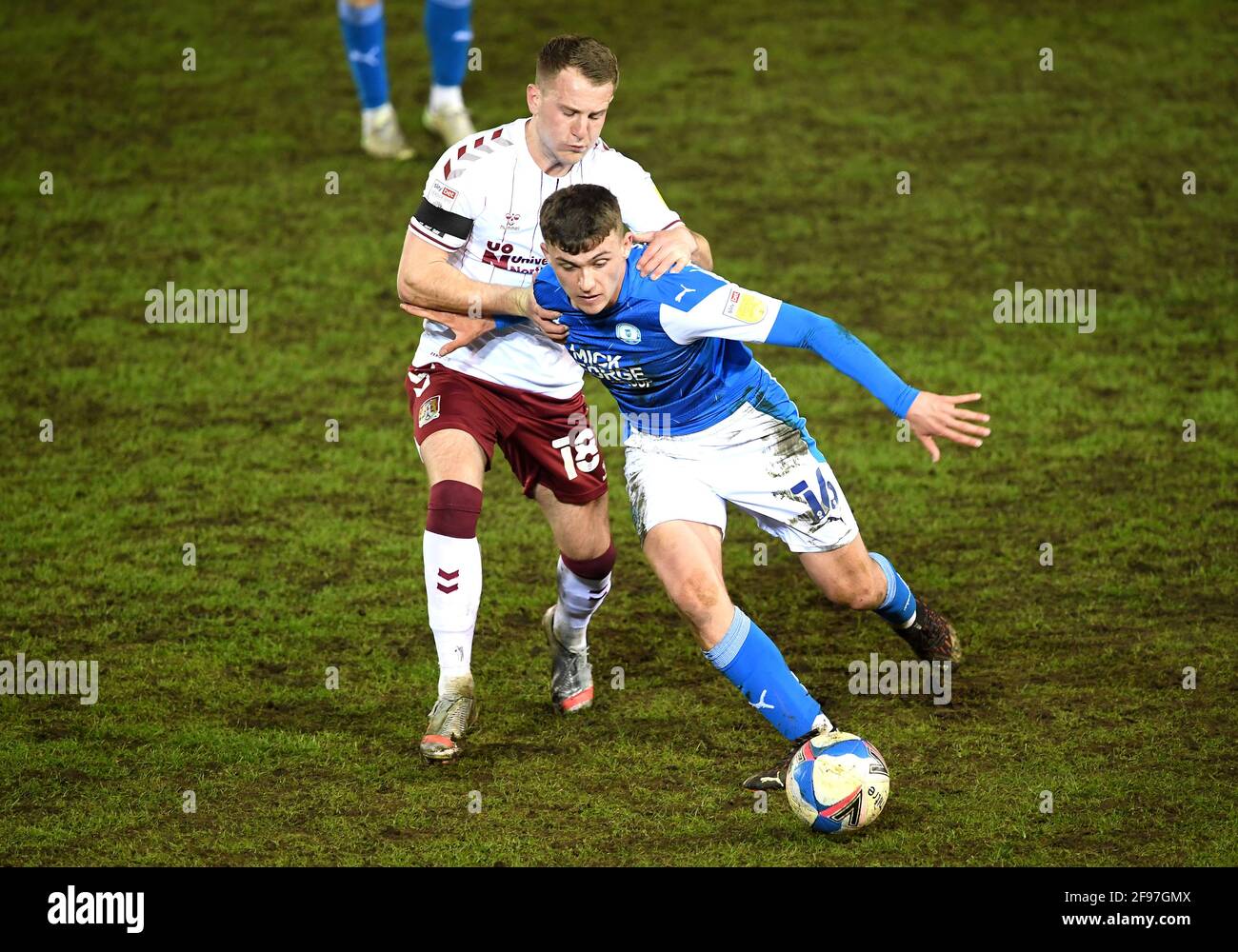 Bryn Morris (links) von Northampton Town und Harrison Burrows von Peterborough United kämpfen während des Sky Bet League One-Spiels im Weston Homes Stadium, Peterborough, um den Ball. Bilddatum: Freitag, 16. April 2021. Stockfoto
