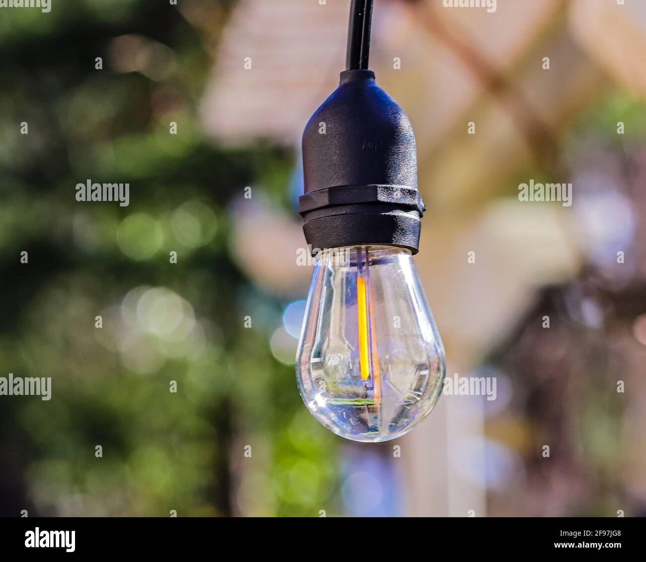 Terrasse Licht hängt im Garten Stockfoto