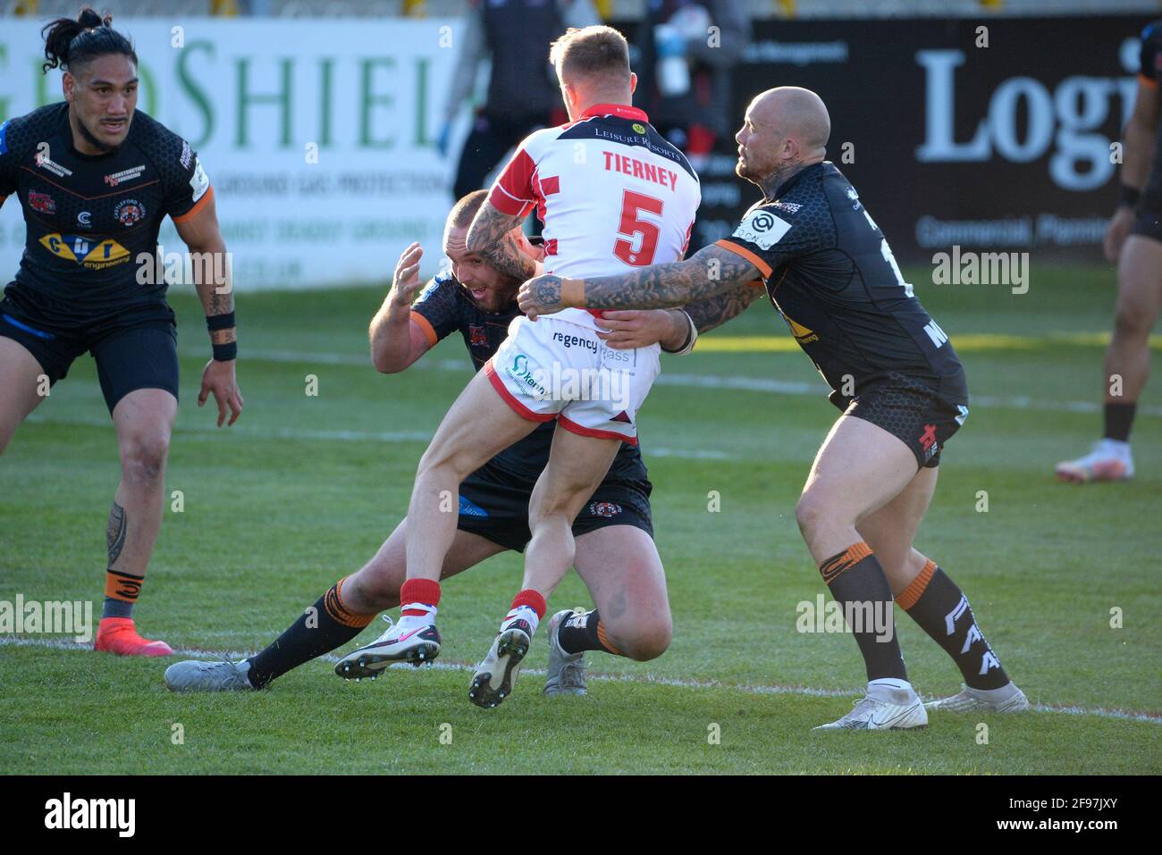 Lewis Tierney von Leigh Centurions wird von Nathan Massey angegangen Castleford Tigers und Daniel Smith von Castleford Tigers während der Super League Runde 4 Stockfoto