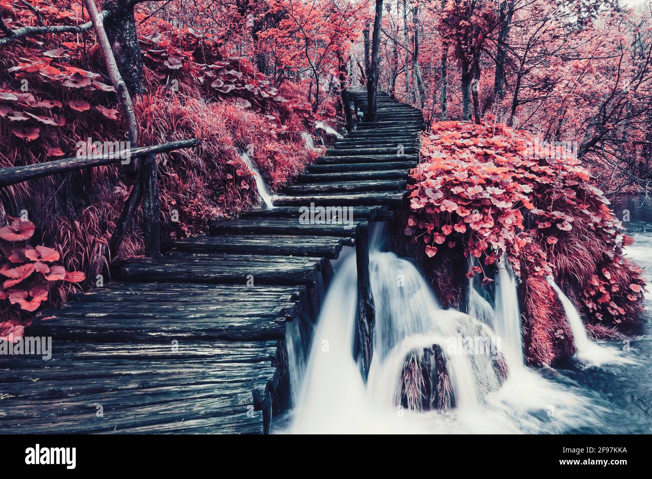 Viel Wasser, rote Blätter und atemberaubende Natur im Nationalpark Plitvicer Seen in Kroatien. Das Bild ist farblich manipuliert. Stockfoto