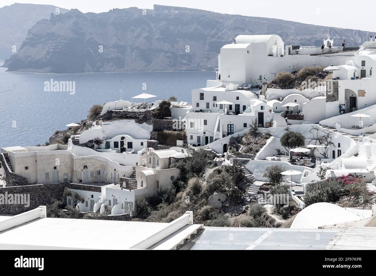 Landschaftlich schöner Blick auf Oia auf Santorini mit traditionellen kykladischen, weißen Häusern und Kirchen mit blauen Kuppeln über der Caldera, der Ägäis, Griechenland, Stockfoto