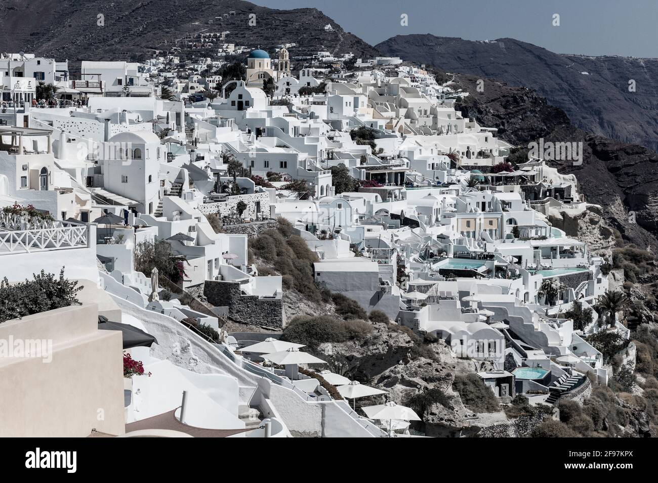 Landschaftlich schöner Blick auf Oia auf Santorini mit traditionellen kykladischen, weißen Häusern und Kirchen mit blauen Kuppeln über der Caldera, der Ägäis, Griechenland, Stockfoto