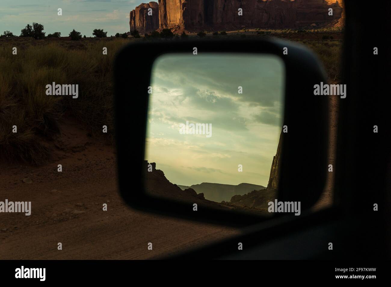 Blick durch den Rückspiegel eines Autos zum Monument Valley (Tal der Felsen) - einer Region des Colorado Plateaus. Das Hotel liegt an der Grenze zwischen Arizona und Utah, dem Gebiet des Navajo Nation Reservats Stockfoto