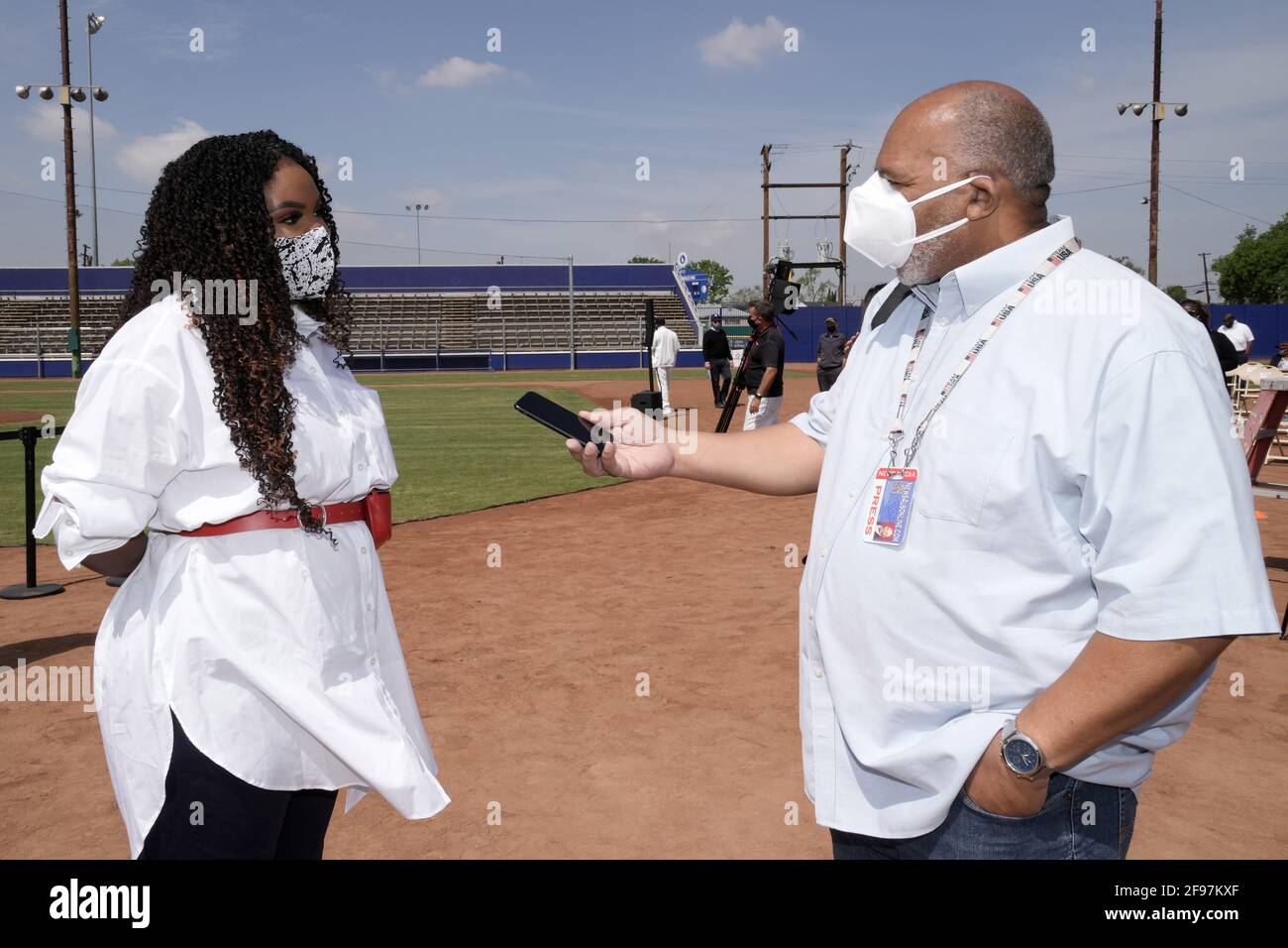 Die Bürgermeisterin der Stadt Compton, Aja Brown (links), wird von interviewt News4UsOnline-Reporter Dennis Freeman von der Los Angeles Dodgers Foundation Dreamfields Ribbon-Cu Stockfoto