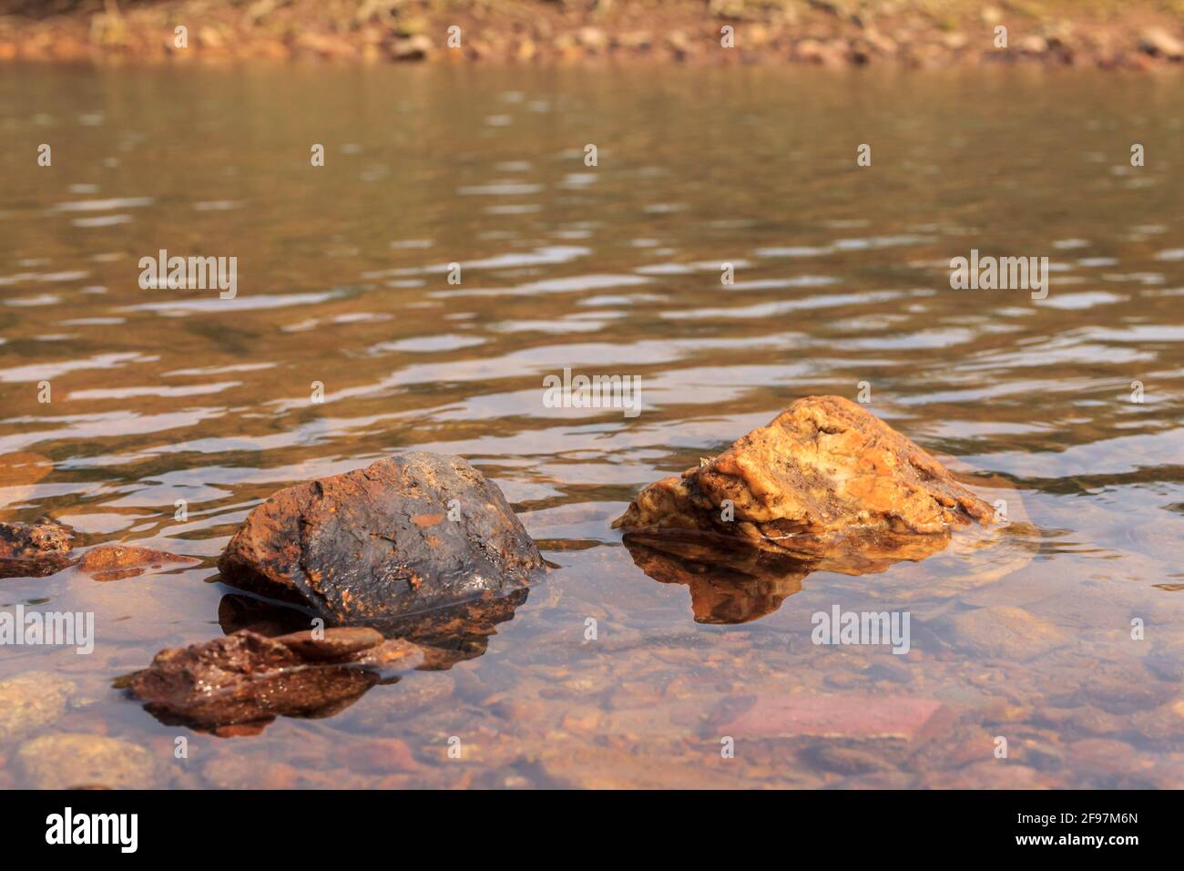 Nasse Felsen in klarem Wasser. Stockfoto