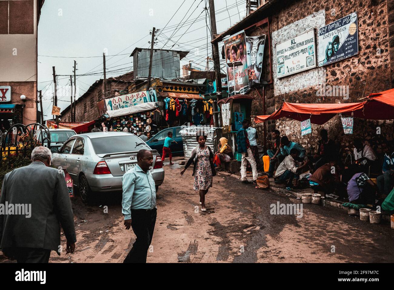 Auf den Straßen von Addis Abeba, Äthiopien, Afrika. Viel Verkehr, viele Menschen - aber auch Natur, einfaches Leben in einer rauen Umgebung. bunt. Stockfoto