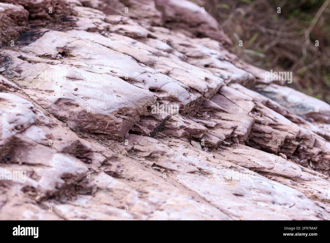 Fragile Felsen, die aufgrund oxidierter Eisenminerale rosa gefärbt sind. Stockfoto