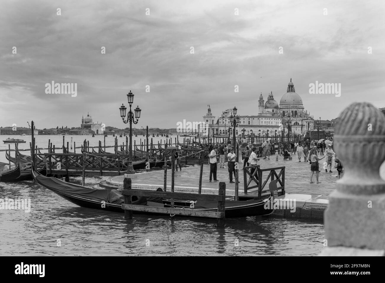 Monochrom-Aufnahme von traditionellen Gondeln am Canal Grande mit der Basilika Santa Maria della Salute im Hintergrund, von San Marco aus gesehen, Venedig, Italien. Aufgenommen mit Leica M Monochrom Stockfoto