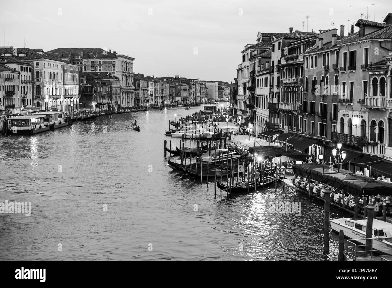 Canale Grande in Venedig, Italien - eine wunderschöne Wasserstraße mit Taxibooten und Gondeln. Aufgenommen mit Leica M monochrom Stockfoto
