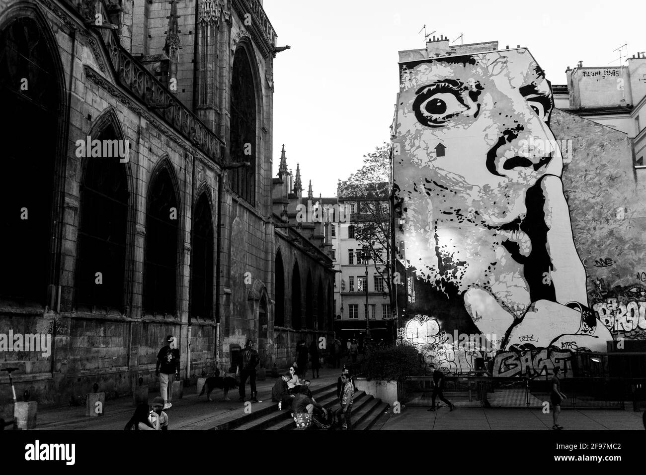 Ein riesiges Wandgemälde mit dem Titel 'Chuuuttt!!' ù (Hush), in Paris, Frankreich, vom französischen Graffiti-Künstler Jef Aerosol an der Stelle von Igor Strawinsky Stockfoto