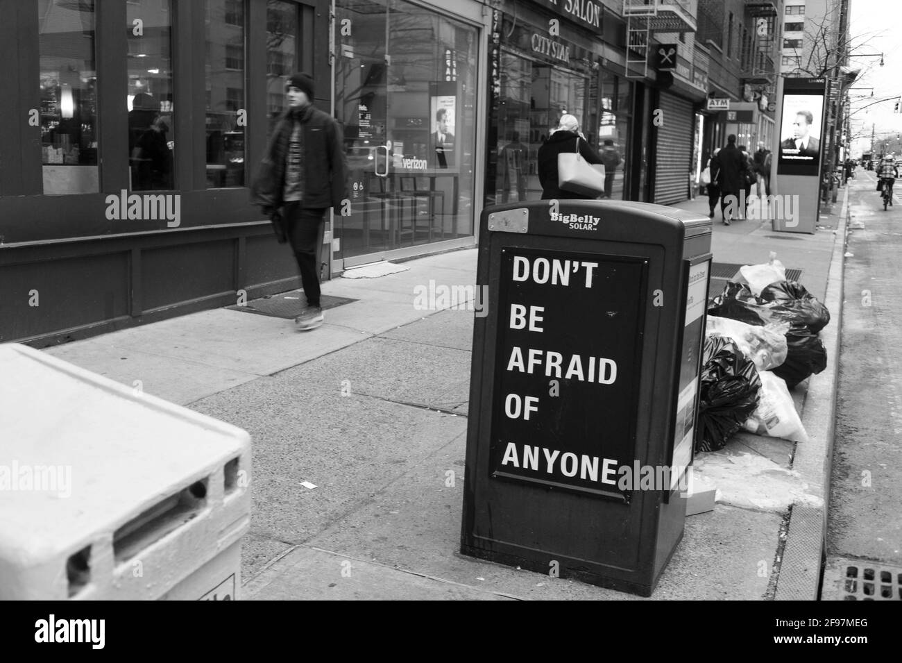 Eine Box auf dem Bürgersteig mit der Aufschrift „habt keine Angst vor niemandem“. Schwarz-Weiß-Straßenfotografie in Manhattan, New York City, USA Stockfoto