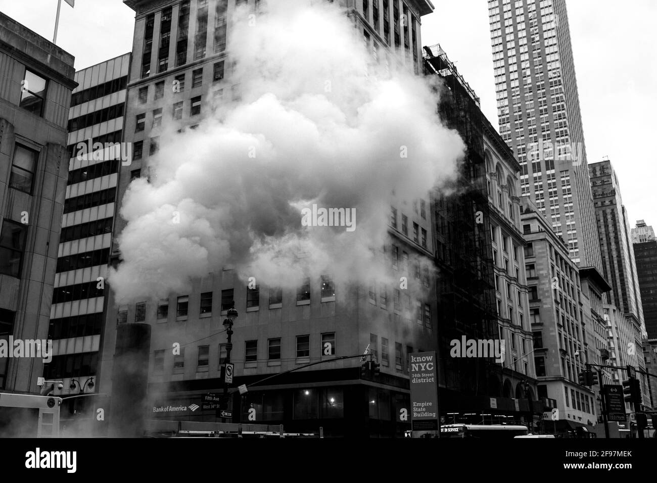 Ein Schlot, der in Midtown New York Dampf auslässt. Das Dampfsystem versorgt Tausende von Unternehmen und Häusern in Manhattan mit Heizung und Warmwasser. Straßenfotografie in Manhattan, New York City, USA Stockfoto