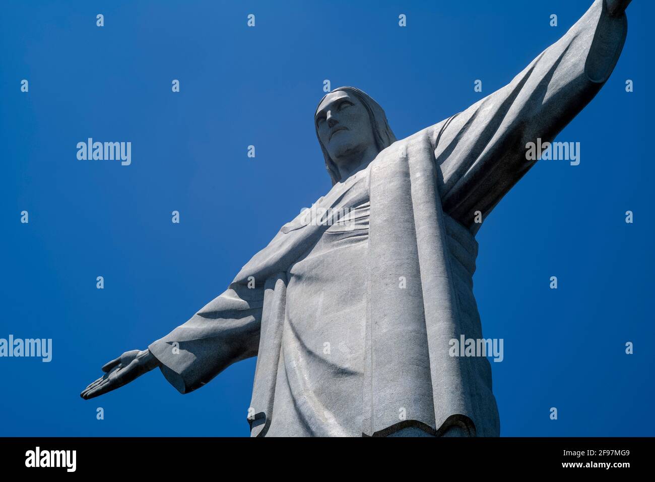 Nahaufnahme der Christusstatue die Erlöserstatue (Christo Redentor) in Rio de Janeiro, Brasilien, ist ein weltweites Symbol für den Frieden - aufgenommen mit Leica m10 Stockfoto