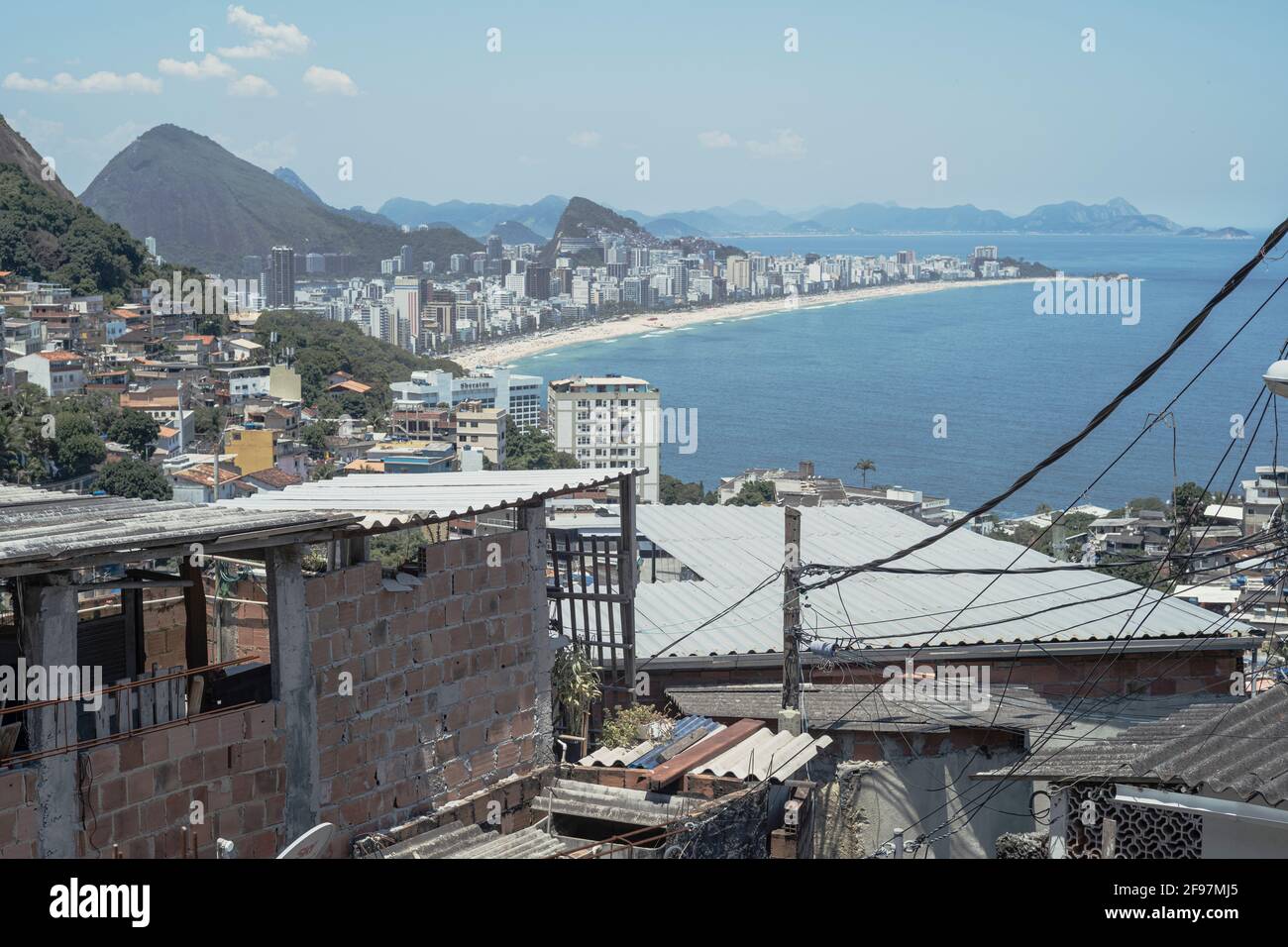 Eine Aufnahme von der Favela Vidigal, die sich auf dem Morro Dois Irmãos (Hügel der zwei Brüder) in Rio de Janeiro in Richtung Leblon und Ipanema Beach und Sugar Loaf Mountain befindet. Ein starker Kontrast zwischen Arm und Reich. Aufgenommen mit Stockfoto