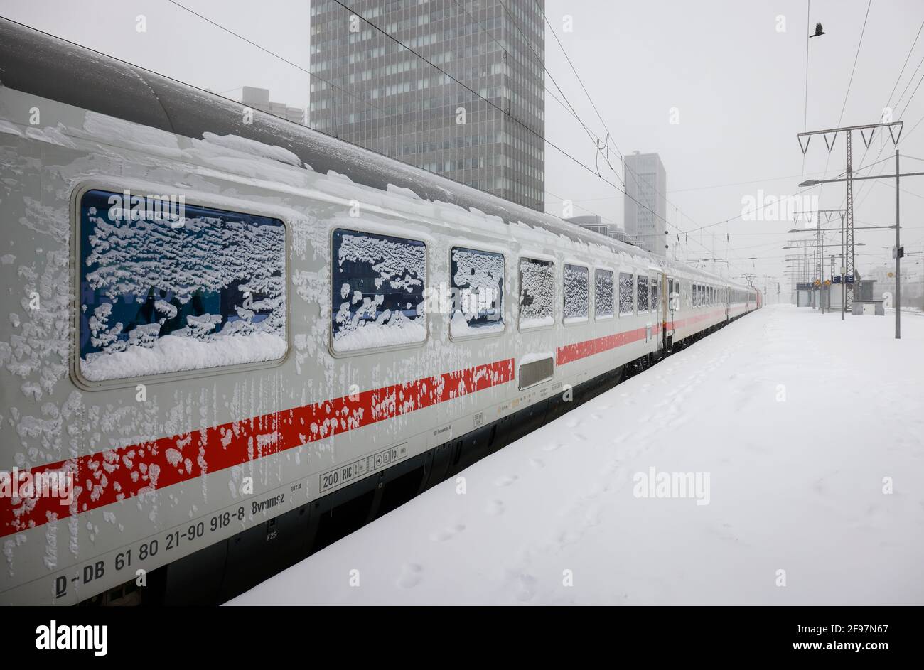 Essen, Nordrhein-Westfalen, Deutschland - Wintereinbruch im Ruhrgebiet, dem Essener Bahnhof, sind viele Züge wegen Eis und Schnee verspätet oder abgesagt. Stockfoto