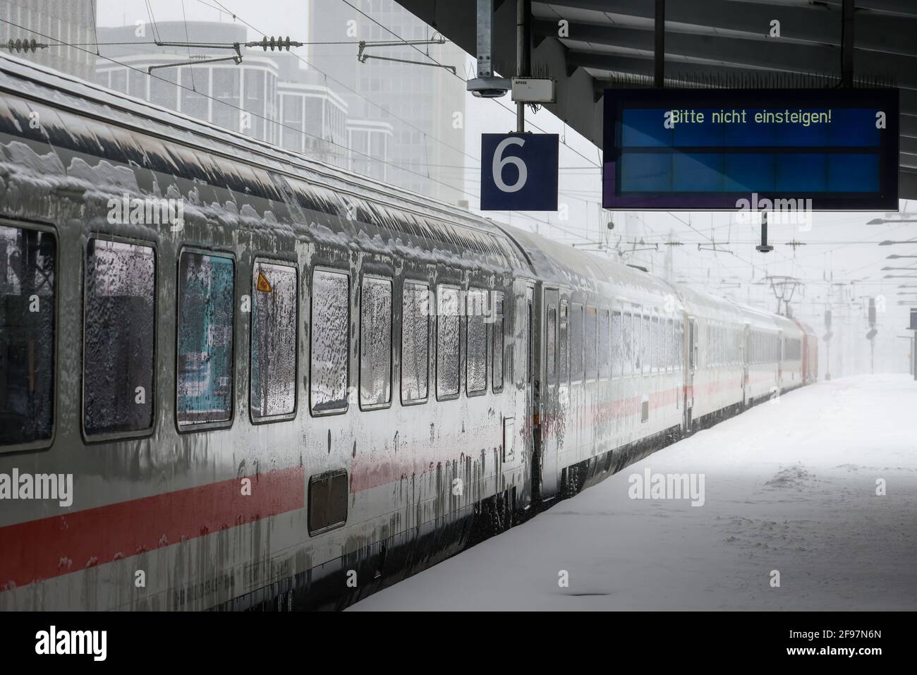Essen, Nordrhein-Westfalen, Deutschland - Wintereinbruch im Ruhrgebiet, dem Essener Bahnhof, sind viele Züge wegen Eis und Schnee verspätet oder abgesagt. Stockfoto