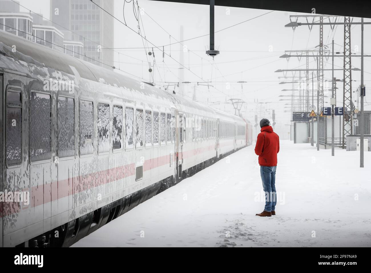 Essen, Nordrhein-Westfalen, Deutschland - Wintereinbruch im Ruhrgebiet, Bahnhof Essen, viele Züge sind wegen Eis und Schnee verspätet oder abgesagt, Fahrgäste warten auf den Zug. Stockfoto